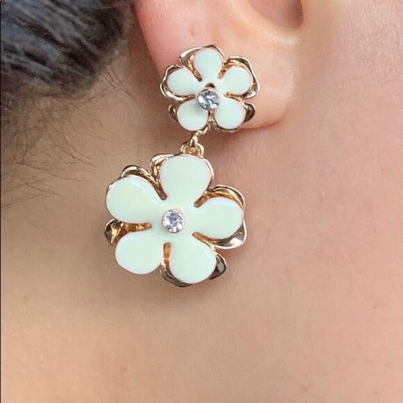 ✨HP✨Banana Republic
Gold Earrings✨  - Picture 1 of 7